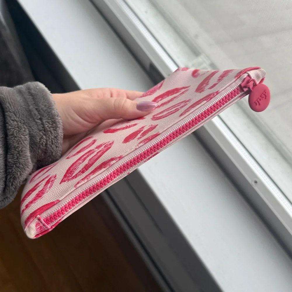 Ipsy kiss lips bag 💋